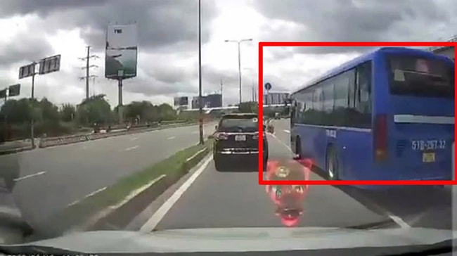 TP Hồ Chí Minh: Xe buýt chuyển làn đột ngột suýt gây tai nạn, nhiều người thót tim