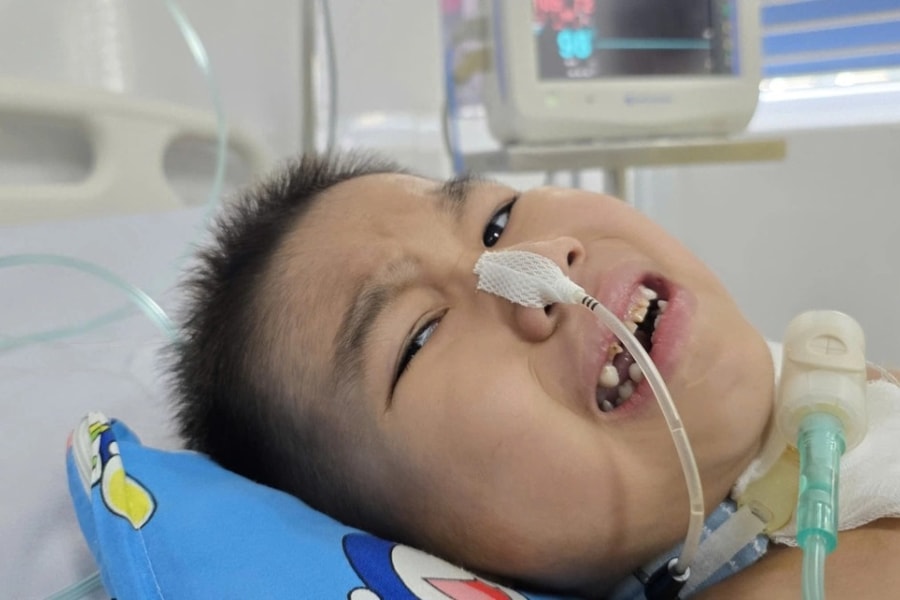 Cậu bé 8 tuổi bỗng dưng sốt cao, người cha nghèo ôm con vào viện cầu cứu