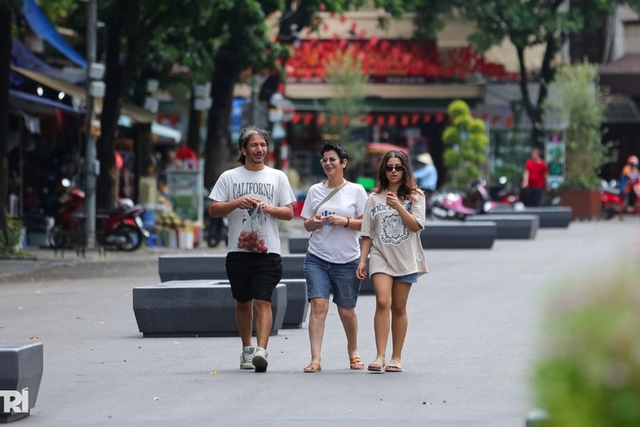 Du khách nói gì về diện mạo mới của Quảng trường Đông Kinh - Nghĩa Thục?