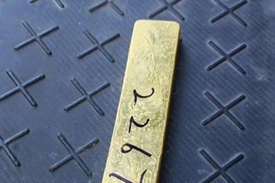 Nhặt được thỏi vàng hơn 2kg, shipper từ chối tiền hậu tạ khi trả tài sản