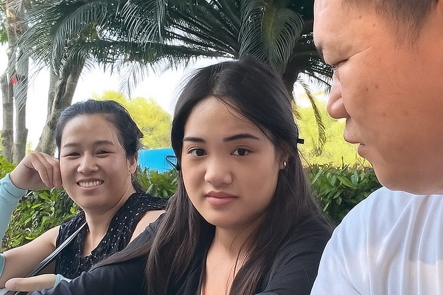 Trả tiền để con gái nhắn tin mỗi ngày