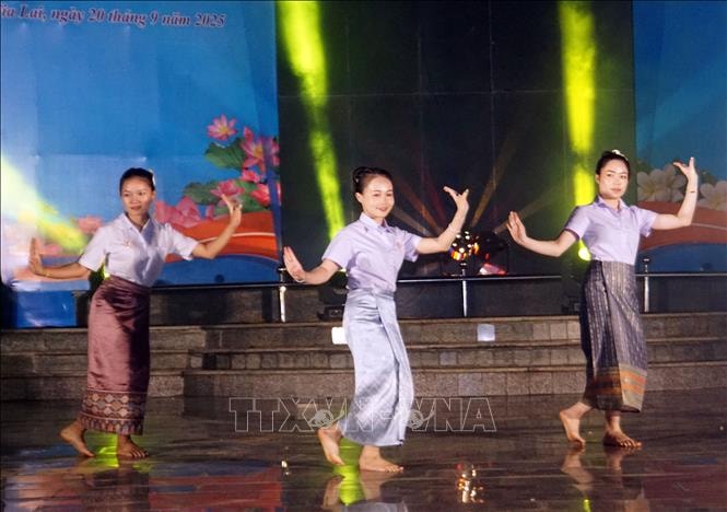 Chương trình nghệ thuật 'Sinh viên Việt - Lào, tự hào tiếp bước'