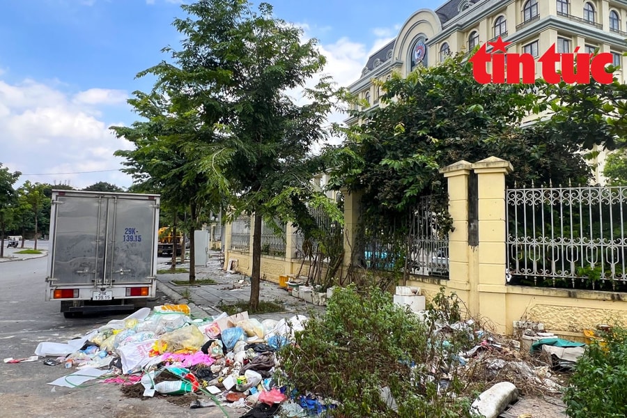 Trụ sở Thi hành án dân sự Hà Nội nhếch nhác vì rác thải