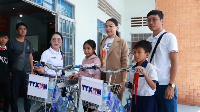 Đồng Tháp: TTXVN chung tay, tiếp sức trẻ em nghèo vùng biên giới đến trường