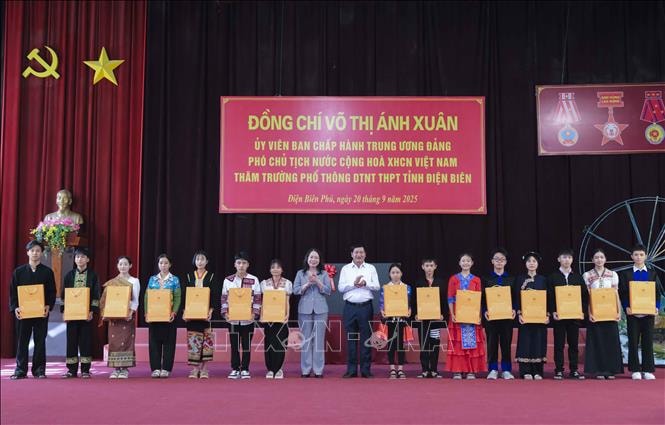Phó Chủ tịch nước trao học bổng cho học sinh nghèo vượt khó tỉnh Điện Biên