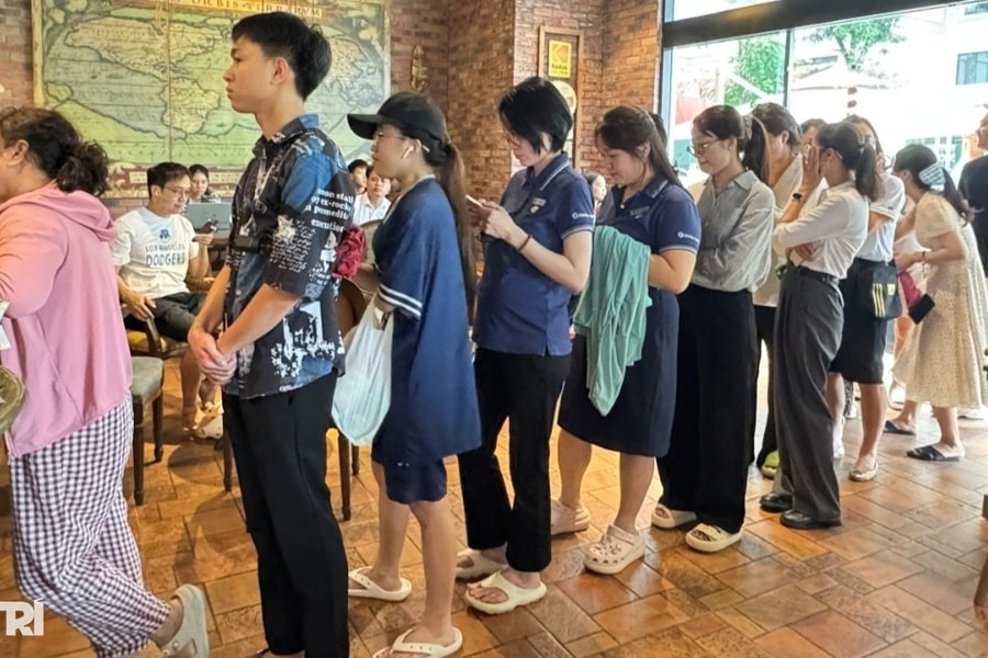 Quán cà phê xảy ra vụ "tổng tài" bỗng đông bất ngờ, khách xếp hàng dài