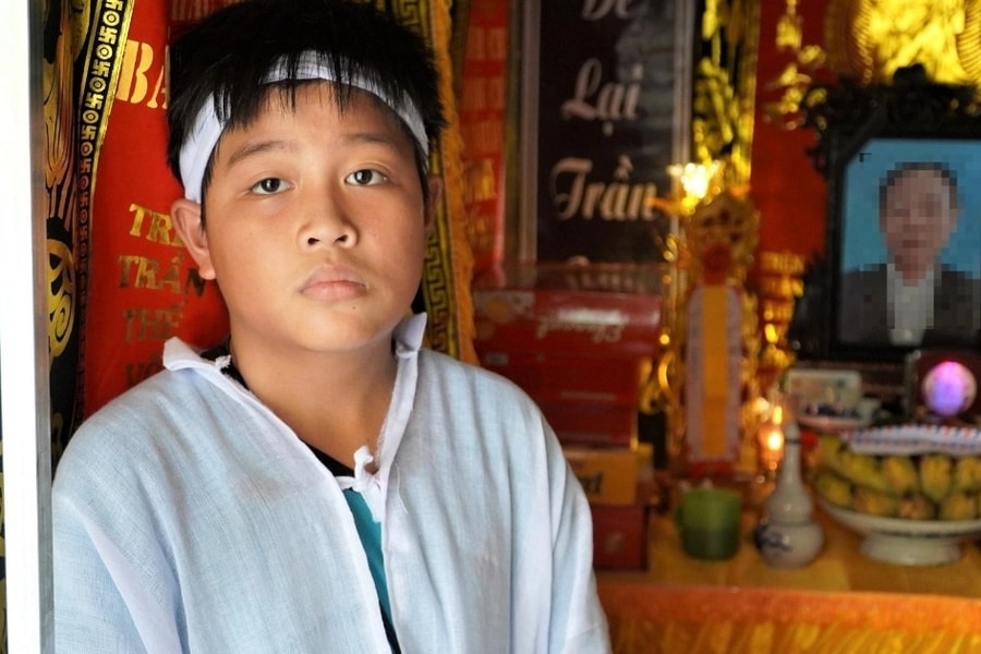 Cậu bé 12 tuổi liên tiếp gánh tang thương và nỗi đau của gia đình