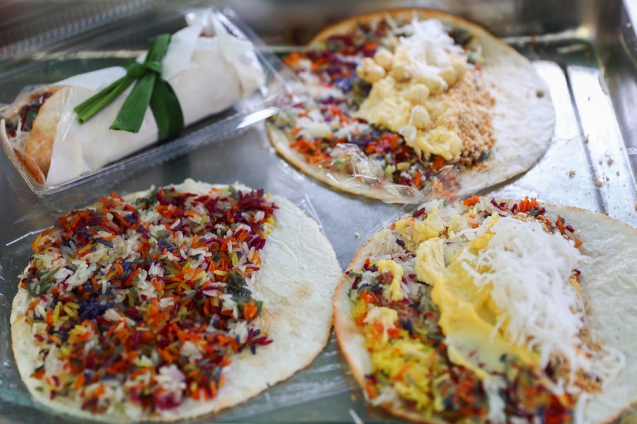 Xe xôi 7 màu nổi tiếng Buôn Ma Thuột 'xuống phố' TP HCM