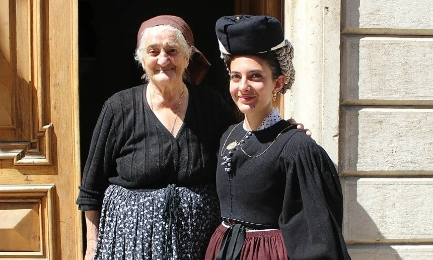 Du khách đổ đến chụp ảnh cùng cụ bà 94 tuổi