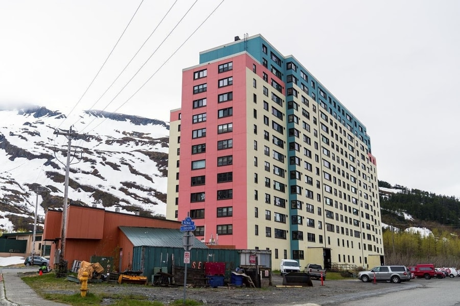 Thị trấn với toàn bộ dân sống cùng một tòa nhà