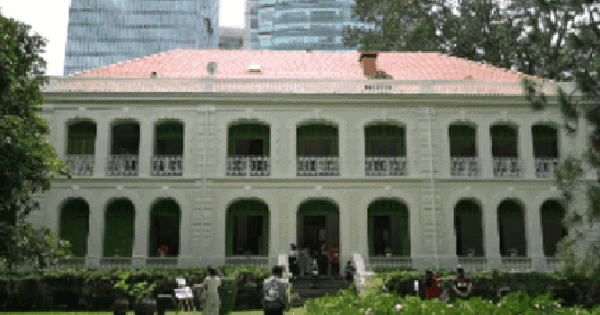 VIDEO: Giới trẻ thích thú chiêm ngưỡng kiến trúc Dinh thự Pháp tại TP HCM