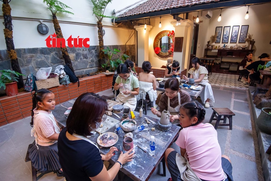 Làng gốm thu nhỏ hút giới trẻ trải nghiệm nét văn hoá truyền thống