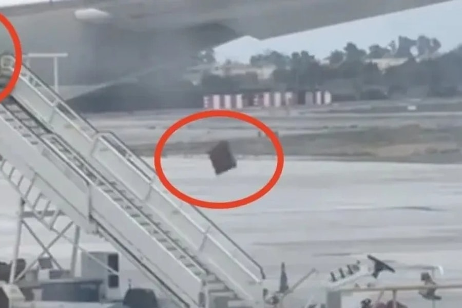 Thực hư cảnh nhân viên ném hành lý của khách từ máy bay xuống đường băng?