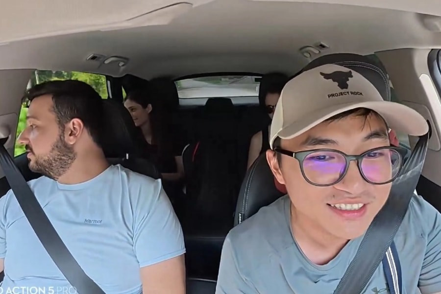 Nam hướng dẫn viên bất ngờ nổi tiếng nhờ màn hát tiếng Anh ấn tượng