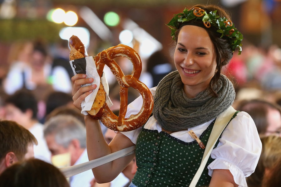 Chiếc bánh nổi tiếng ở Đức giống hai bàn tay cầu nguyện