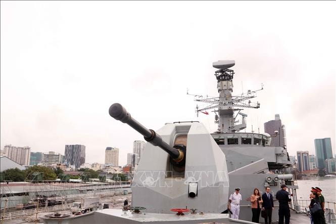 Tàu Hải quân Hoàng gia Anh thăm hữu nghị Thành phố Hồ Chí Minh