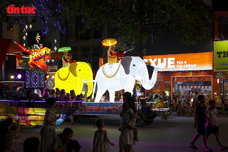 Hơn 50 mô hình đèn khổng lồ rực sáng phố phường Thành Tuyên