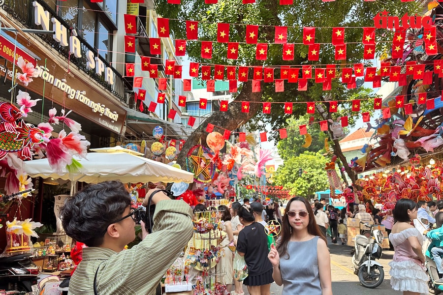 Giữ hồn Trung thu qua sắc màu tò he