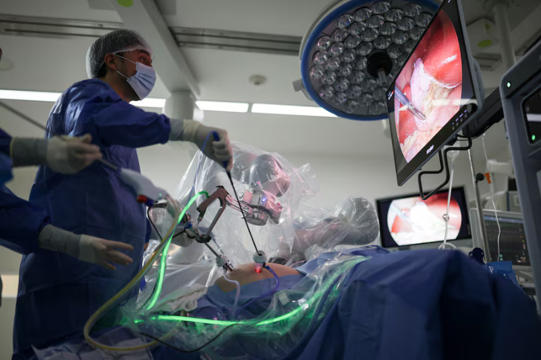 Bác sĩ lần đầu tiên tự mổ một mình nhờ Camera AI