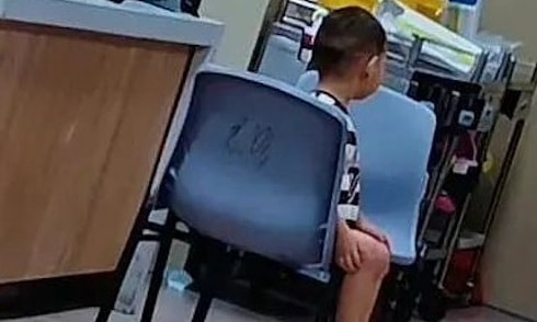 Bé hai tuổi sống sót nhiều ngày bên thi thể mẹ