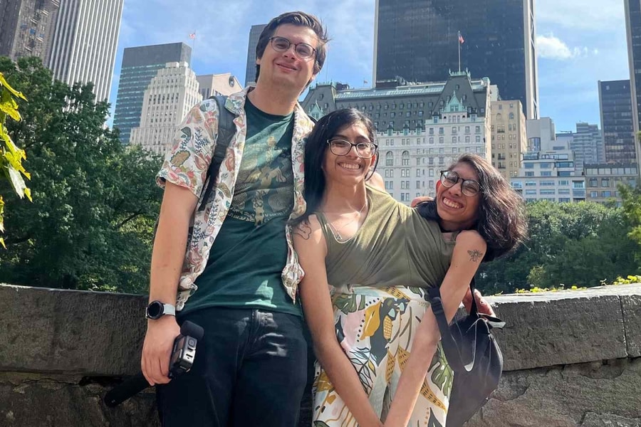 Cuộc sống vợ chồng của cặp song sinh dính liền