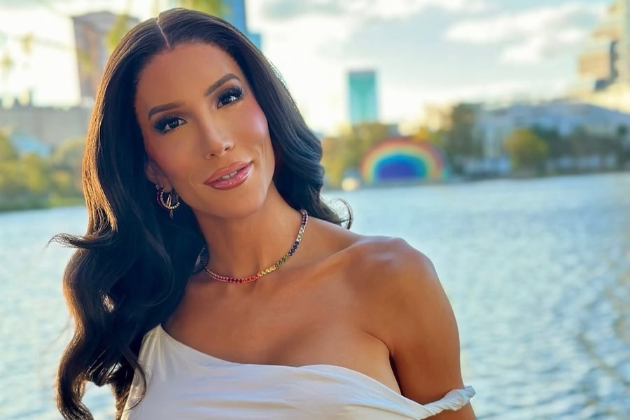 Á hậu chuyển giới xin lỗi