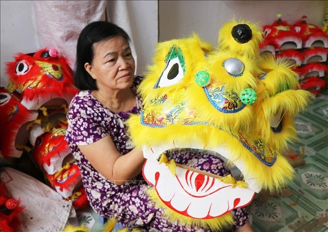 'Giữ lửa' nghề làm đầu lân xứ Huế