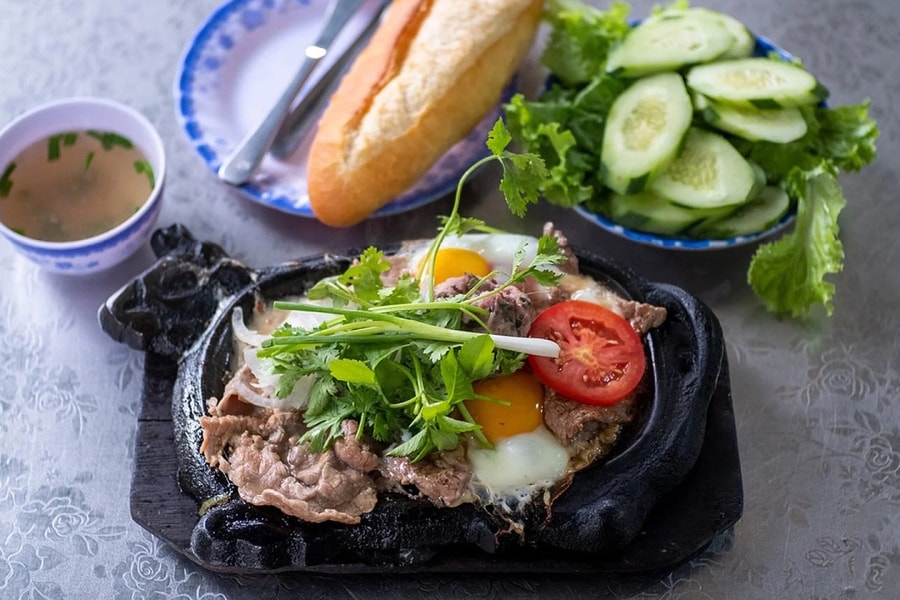 Đầu bếp Pháp hướng dẫn khách chọn món ngon Đà Nẵng