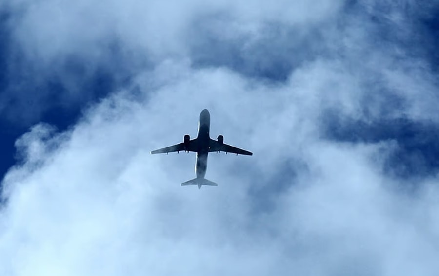 Cậu bé sống sót thần kỳ sau một giờ bám càng máy bay