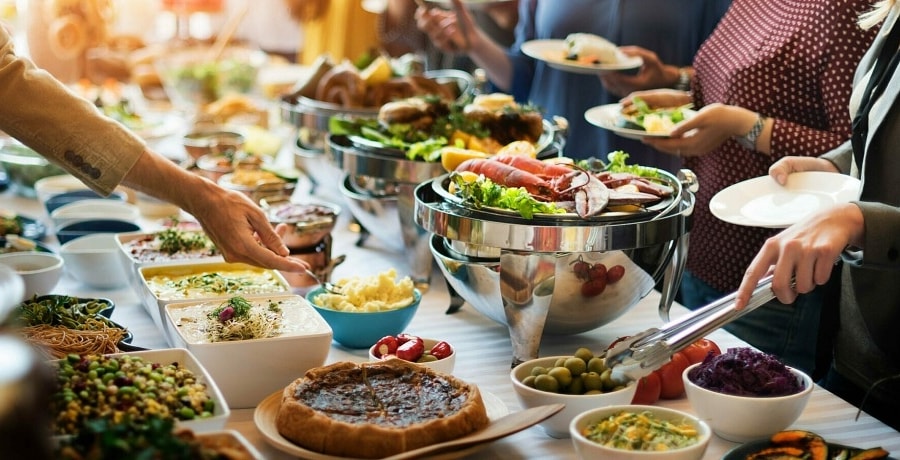 Tại sao nhà hàng buffet không sợ khách ăn nhiều?