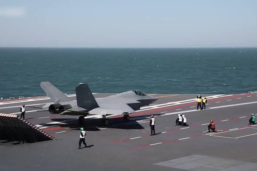 Trung Quốc khoe tiêm kích tàng hình cất hạ cánh trên tàu sân bay