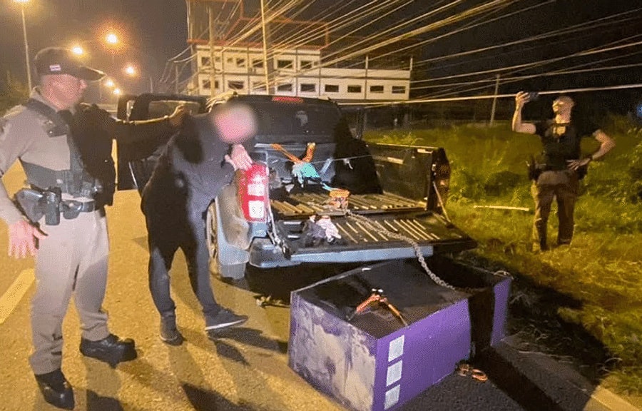 Dùng xe bán tải trộm cây ATM khỏi ngân hàng