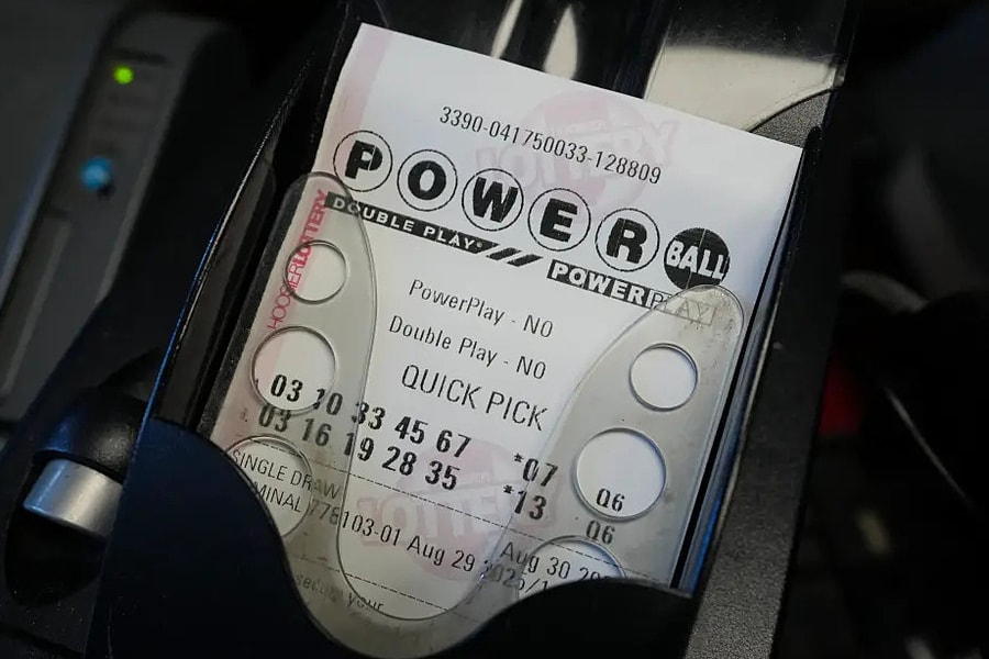 Người trúng giải độc đắc 1,8 tỷ USD vẫn tự giặt quần áo