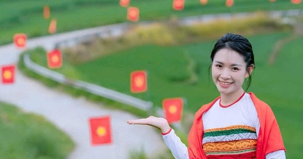 Du khách thích thú với đường cờ Tổ quốc đẹp như tranh vẽ ở Pù Luông