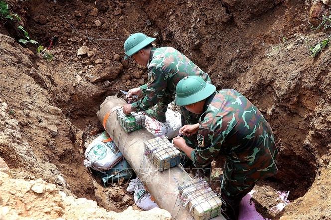 Hủy nổ thành công quả bom chùm CBU-87 được phát hiện tại sông Đà