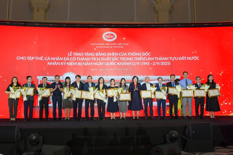 Trao Bằng khen cho tập thể, cá nhân tham gia Triển lãm ngành Ngân hàng tại sự kiện A80