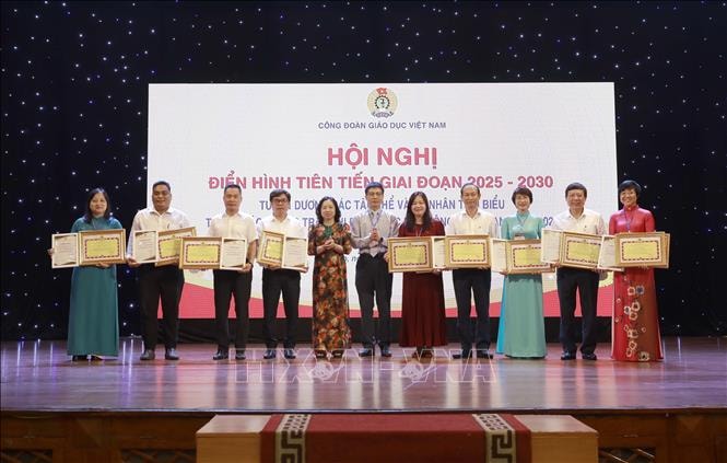 Tôn vinh điển hình tiên tiến ngành Giáo dục Việt Nam