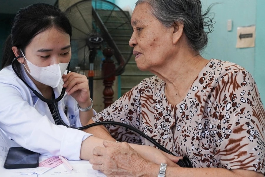 Lý do người được hưởng BHYT 100% mà vẫn phải đóng tiền viện phí