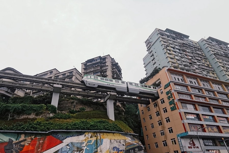 Thành phố nào có đường tàu hỏa đâm xuyên chung cư?