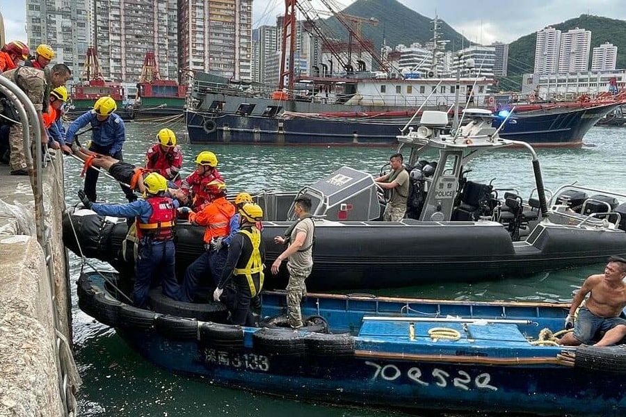 Gia đình gặp nạn vì ra biển 'săn' bão