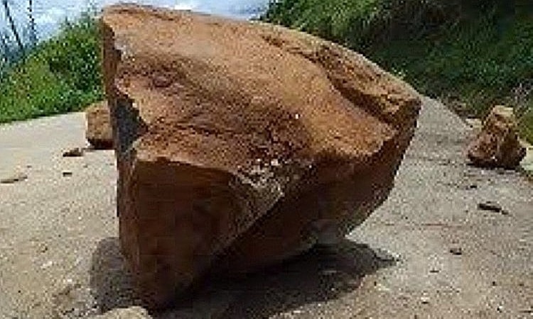 Đá liên tục rơi trên đường đến điểm du lịch nổi tiếng Quảng Ngãi