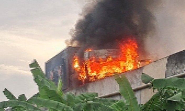 Ôtô đầu kéo bốc cháy trên cao tốc Trung Lương