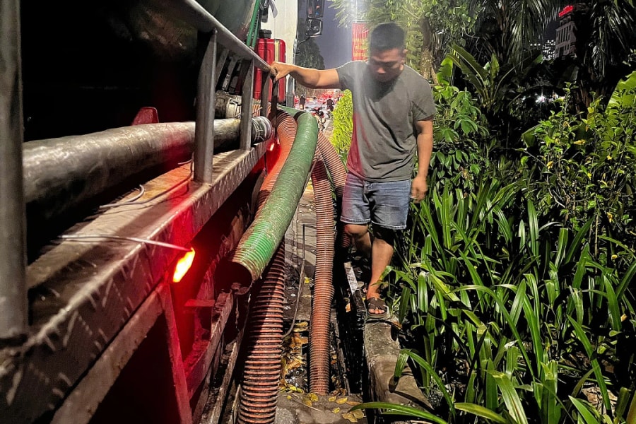 Xả trộm 50 m3 chất thải bể phốt xuống sông Tô Lịch