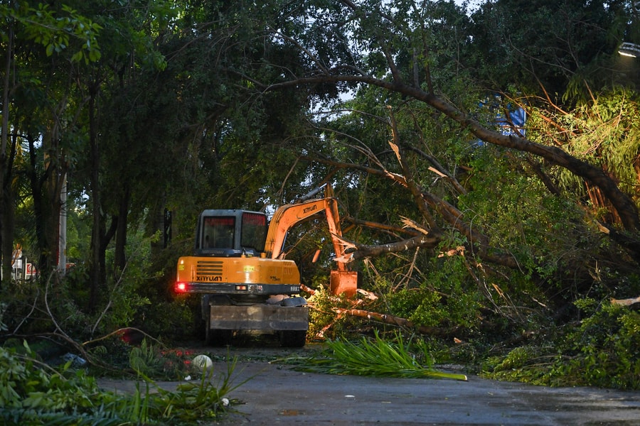 Cảnh tan hoang ở thành phố Trung Quốc sau bão Ragasa
