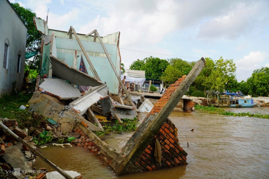Chạy lở bên sông Tiền