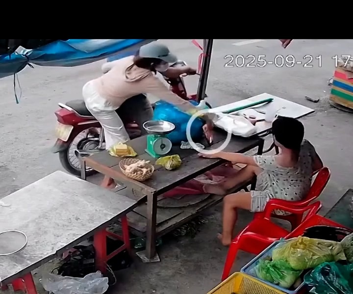 Đôi tình nhân cướp điện thoại của người phụ nữ khuyết tật