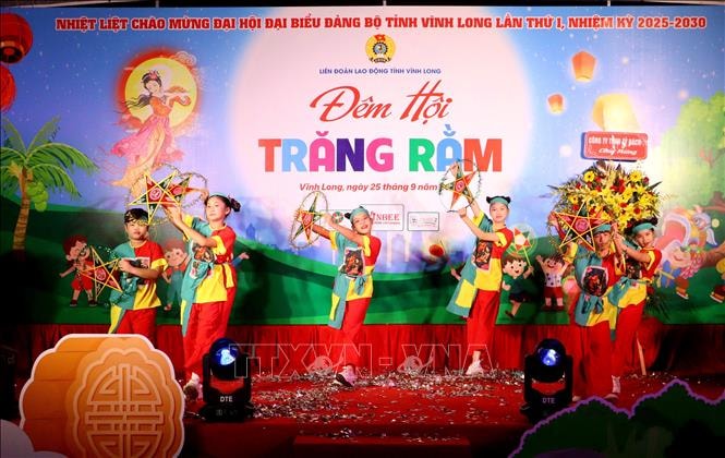 Rộn ràng Đêm hội trăng rằm cho thiếu nhi con công nhân