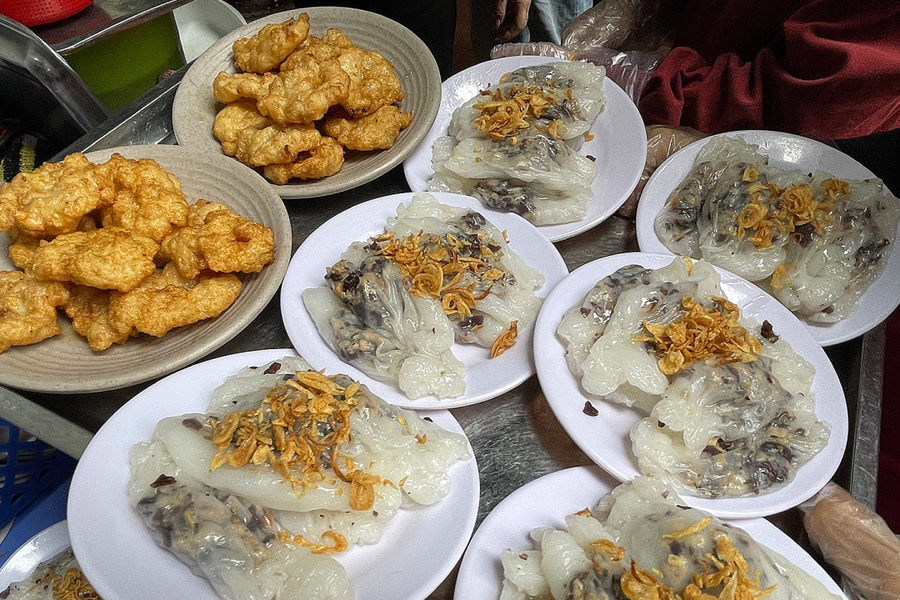 Tặng bia và chả mực để hút khách đến Quảng Ninh