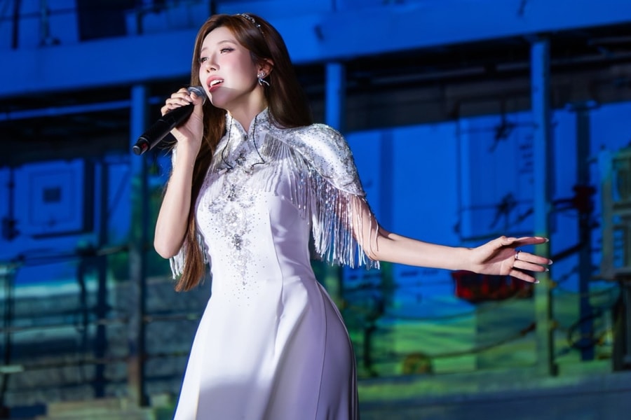 Trang Pháp hát đón tiếp tàu hải quân Hoàng gia Anh