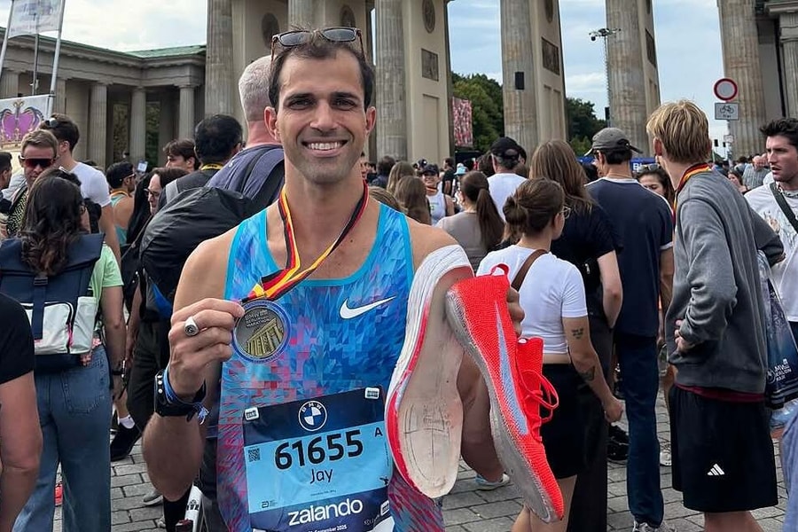 Khán giả Đức 'hiến giày' giúp runner hoàn thành Berlin Marathon